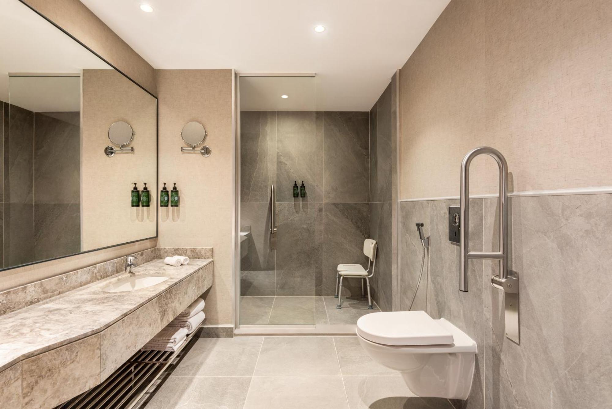 Hotel Ramada Encore Corniche 4*