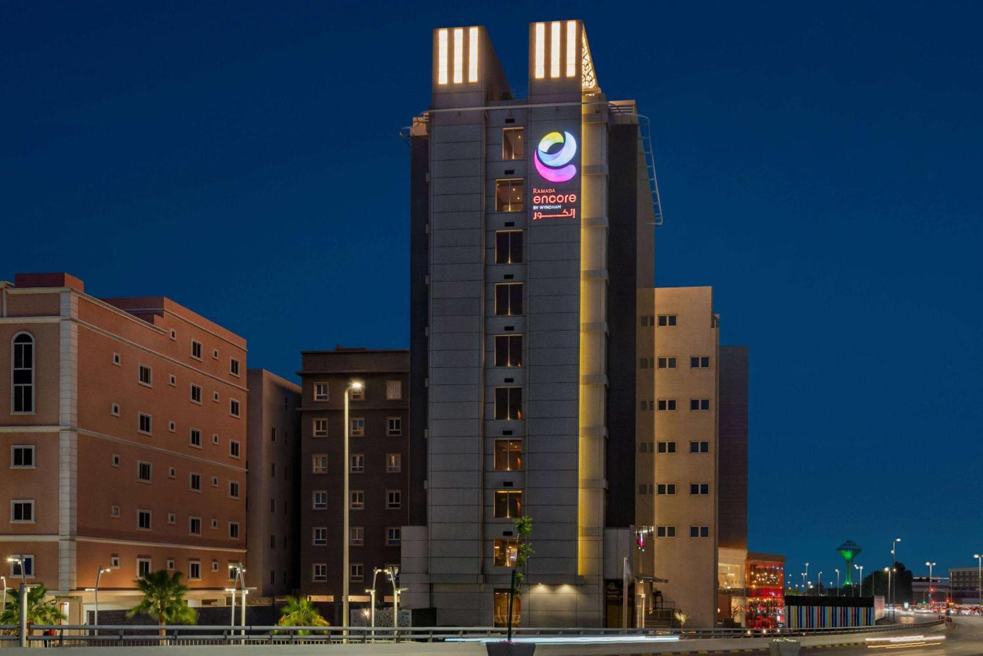 Hotel Ramada Encore Corniche 4*